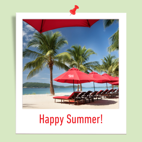 strand met palmbomen en rode parasols